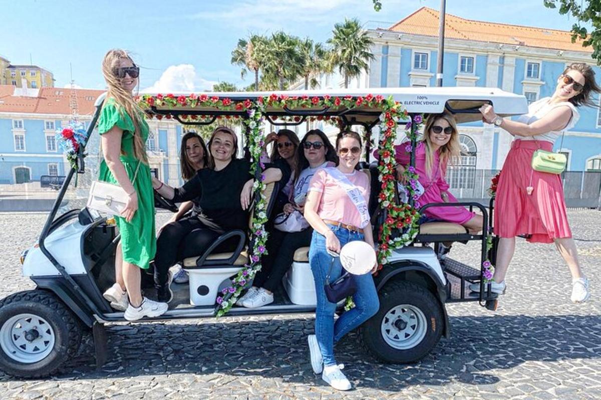 hópur kvenna í golfbíl