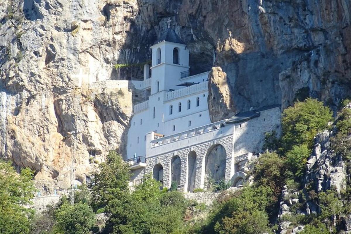 un edificio sul fianco di una montagna