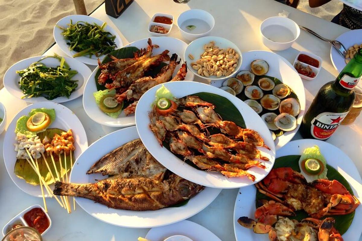 Una mesa con muchos platos de comida encima.
