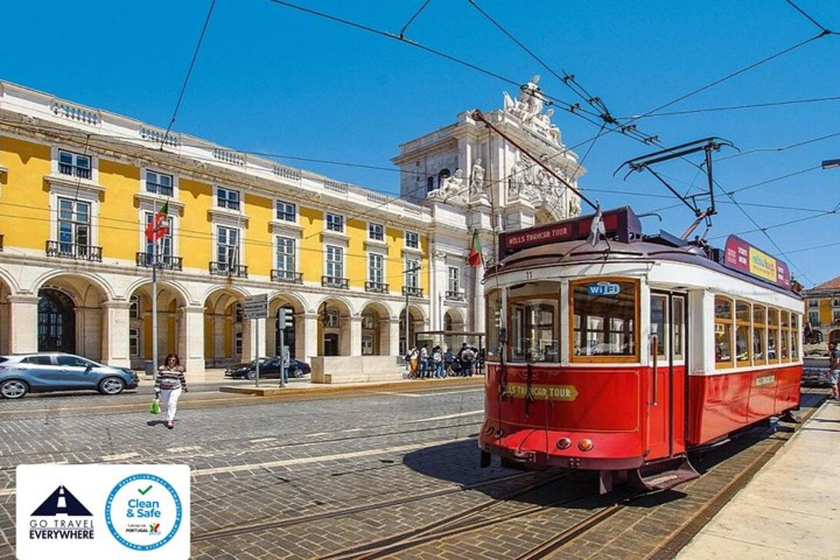 červená tramvaj na ulici před budovou
