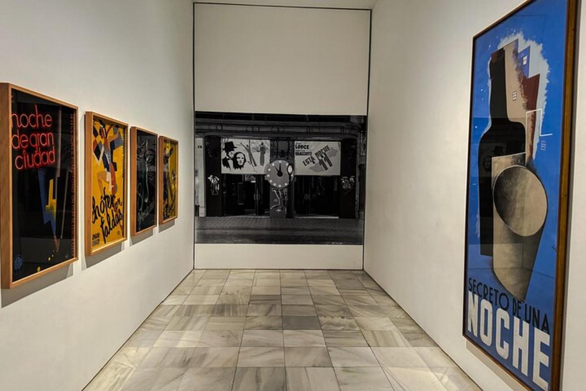 en gang med malerier på veggene i et museum