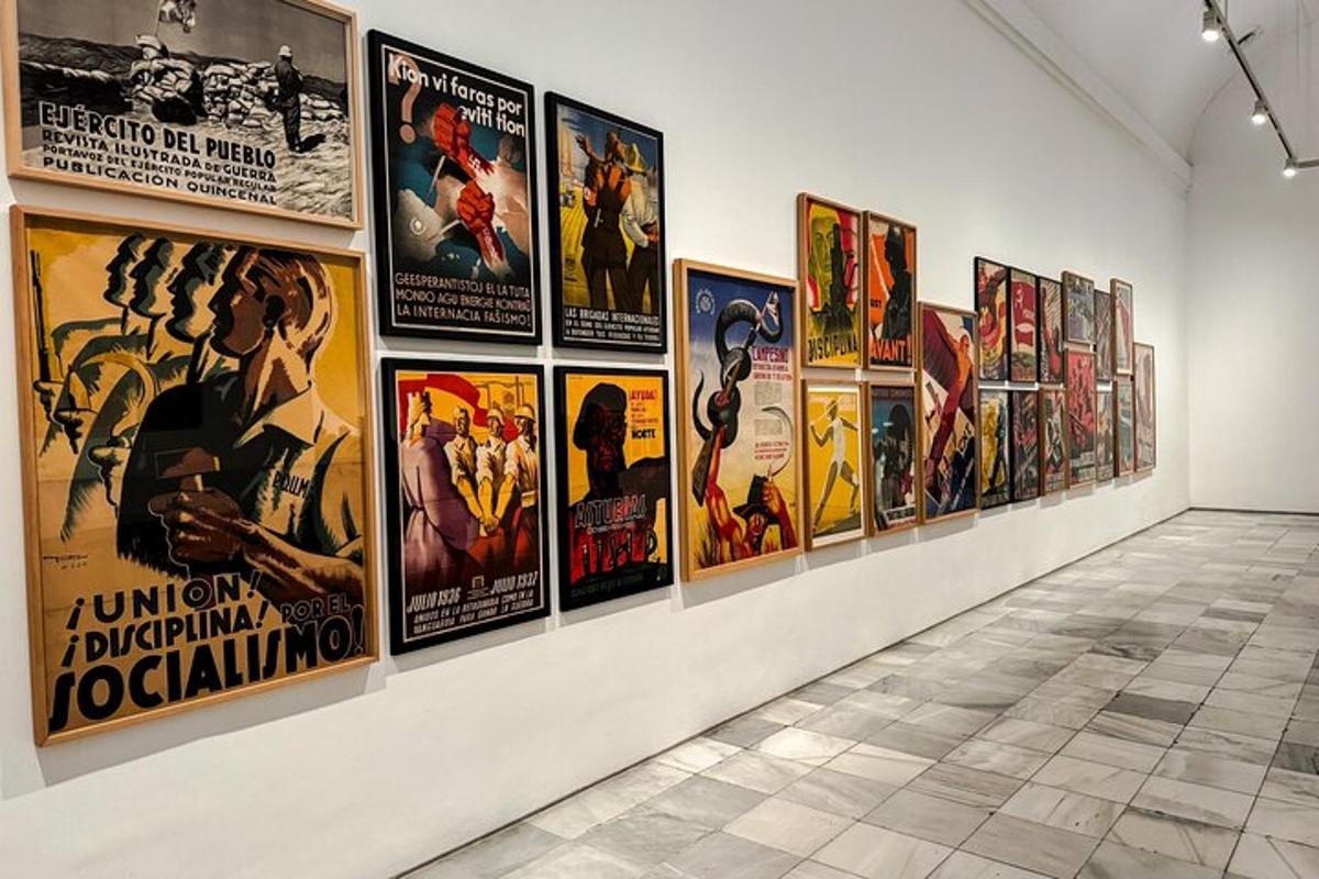 en vegg med filmplakater i et museum