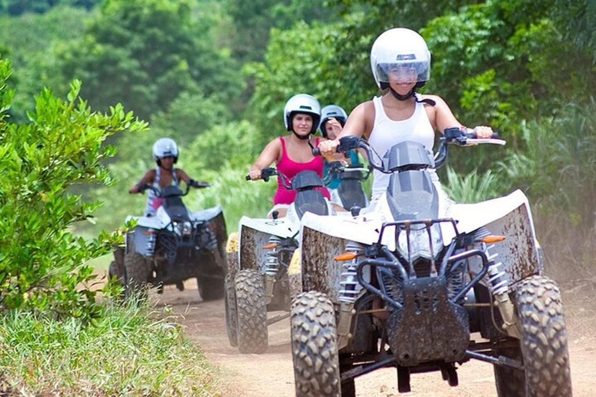Μια ομάδα ανθρώπων που οδηγούν ATV σε έναν χωματόδρομο