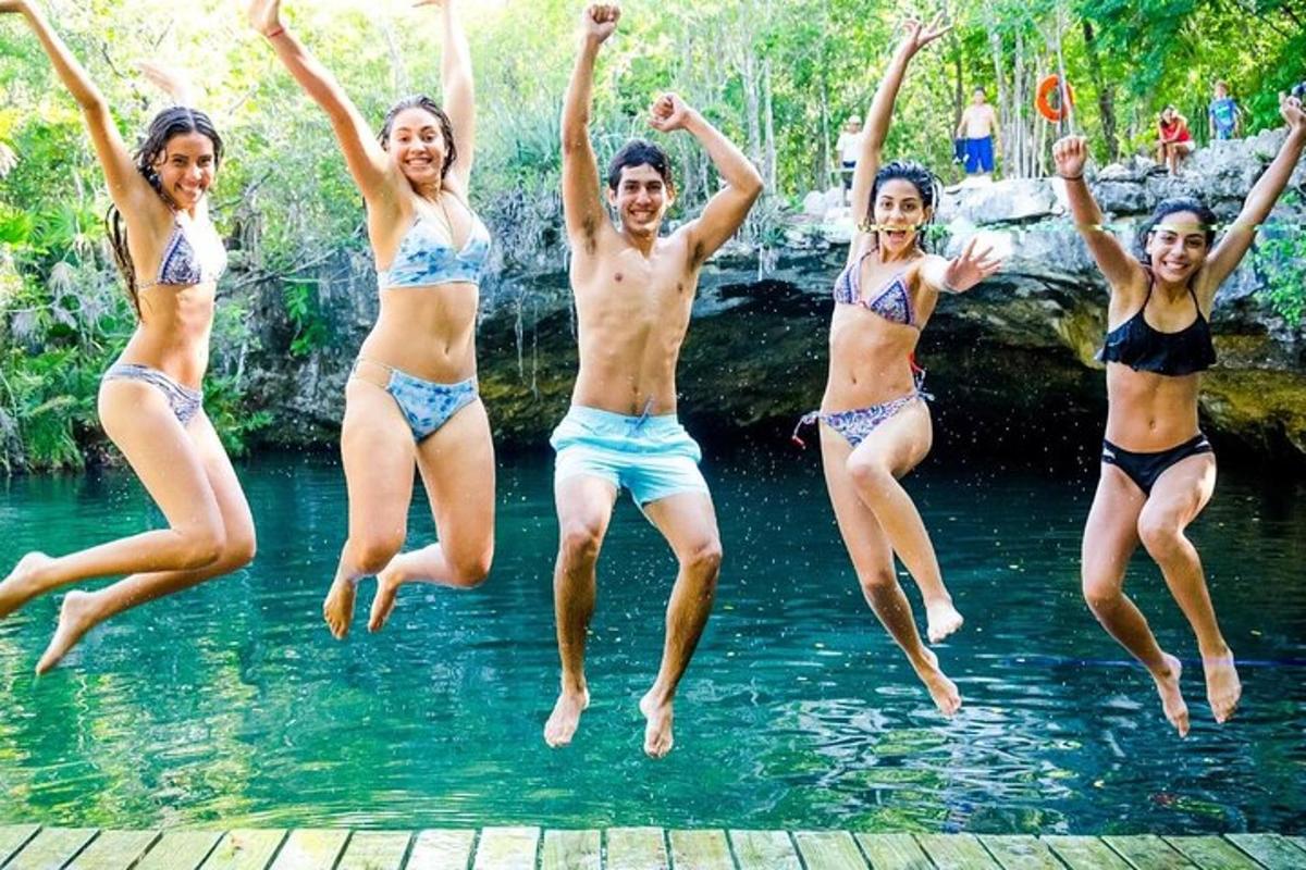 sekumpulan orang melompat ke dalam badan air