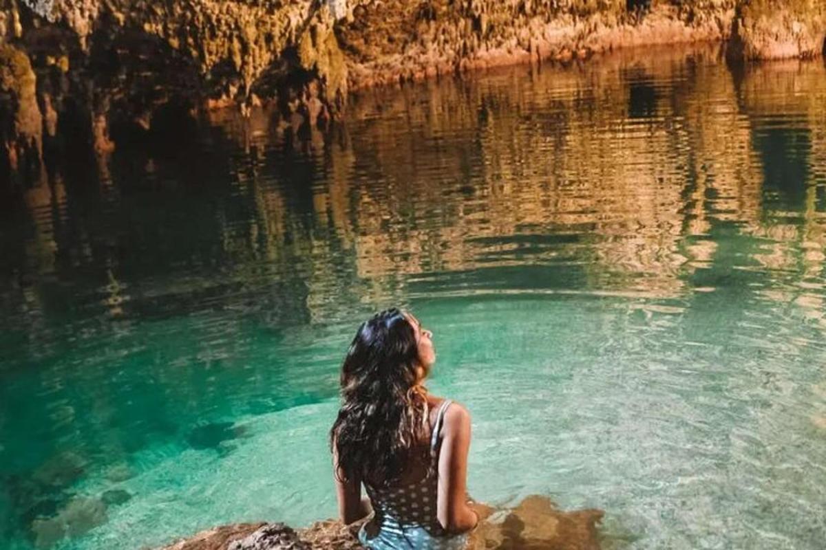 seorang wanita duduk di dalam badan air