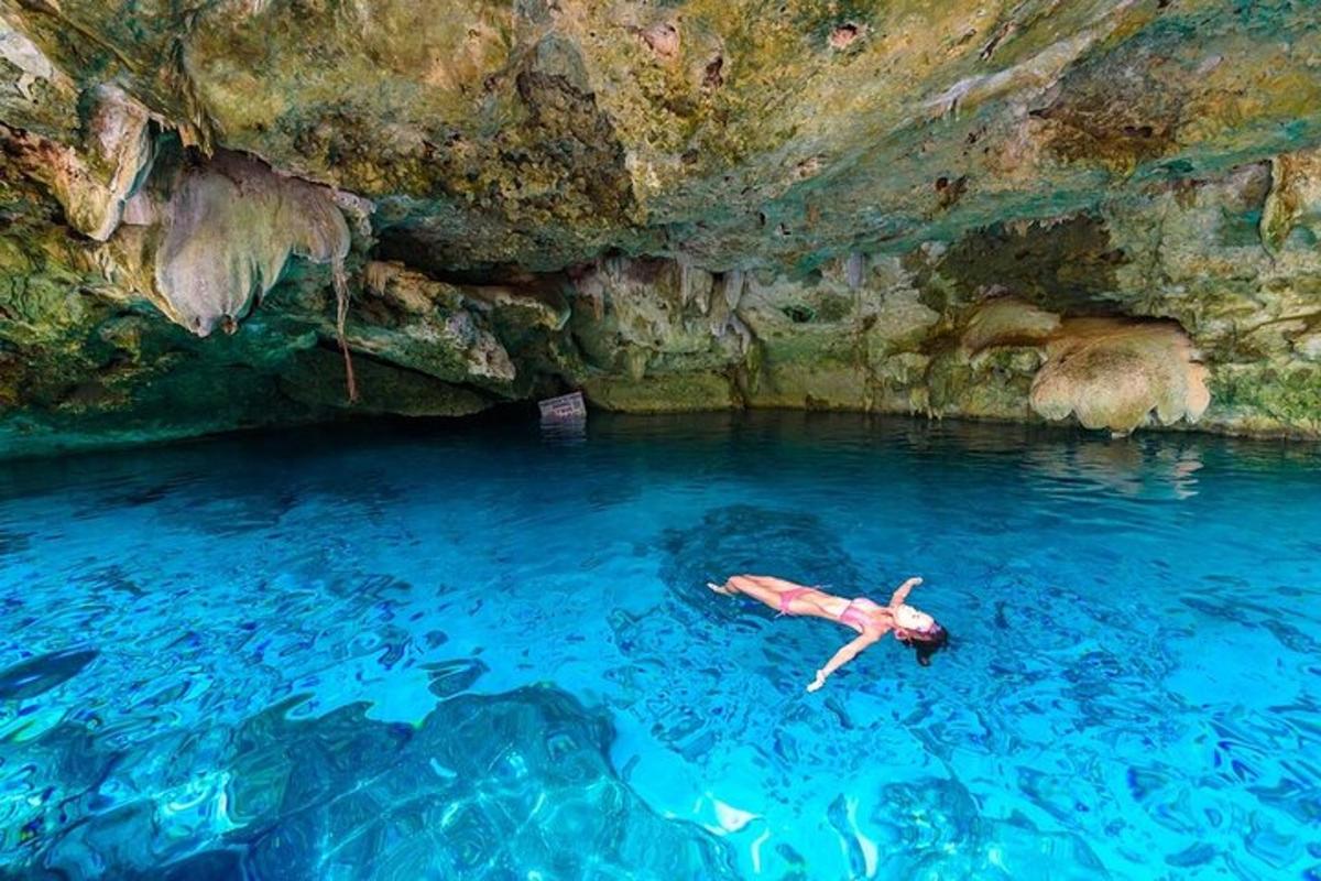 seseorang yang terapung di dalam kolam air di dalam gua