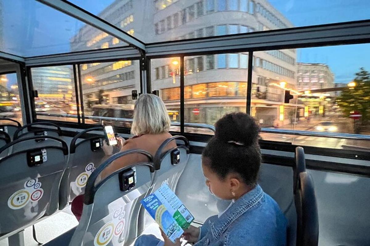 dvě ženy sedící v autobuse a dívající se z okna