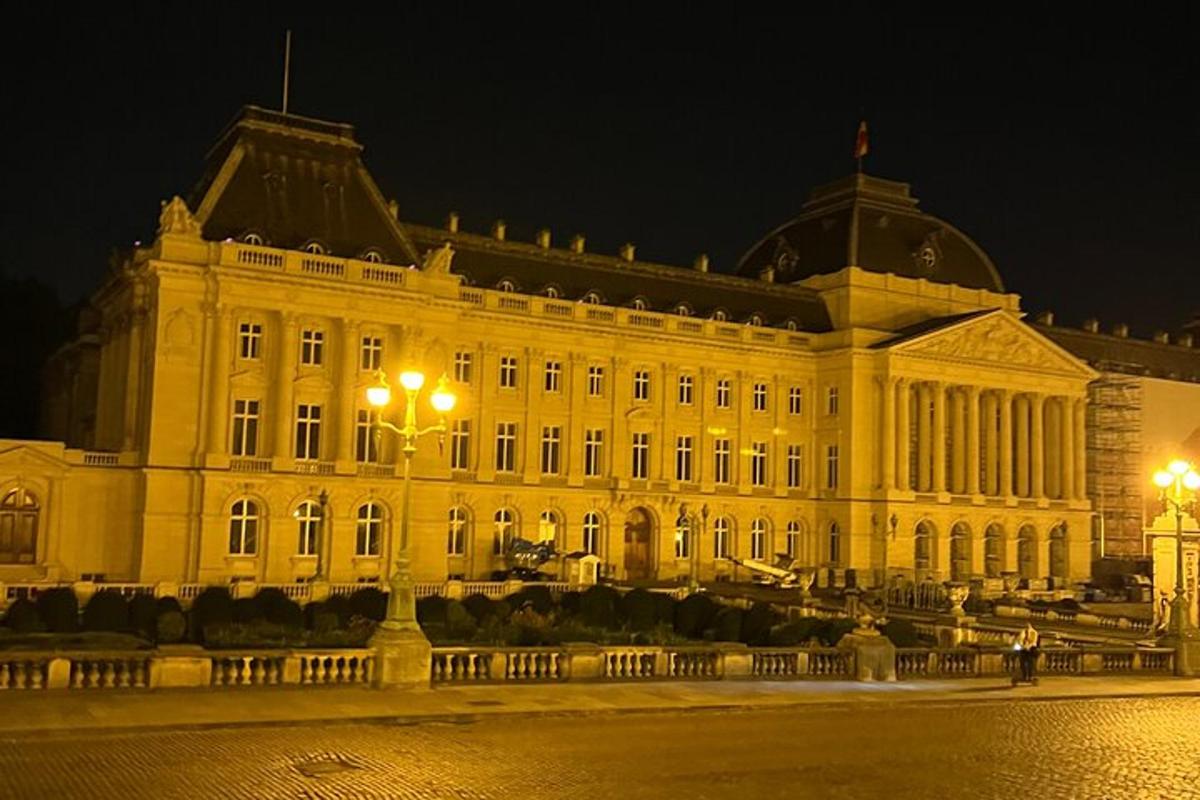 velká budova se světly před ní v noci