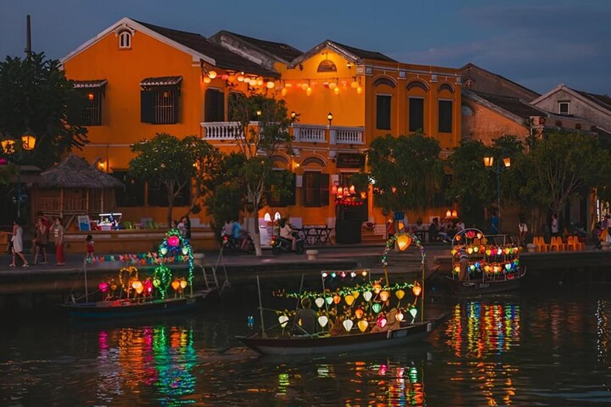 dua perahu dengan lampu Natal di atas air di depan sebuah gedung