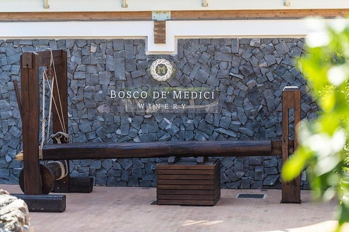 un banco de madera frente a un muro de piedra