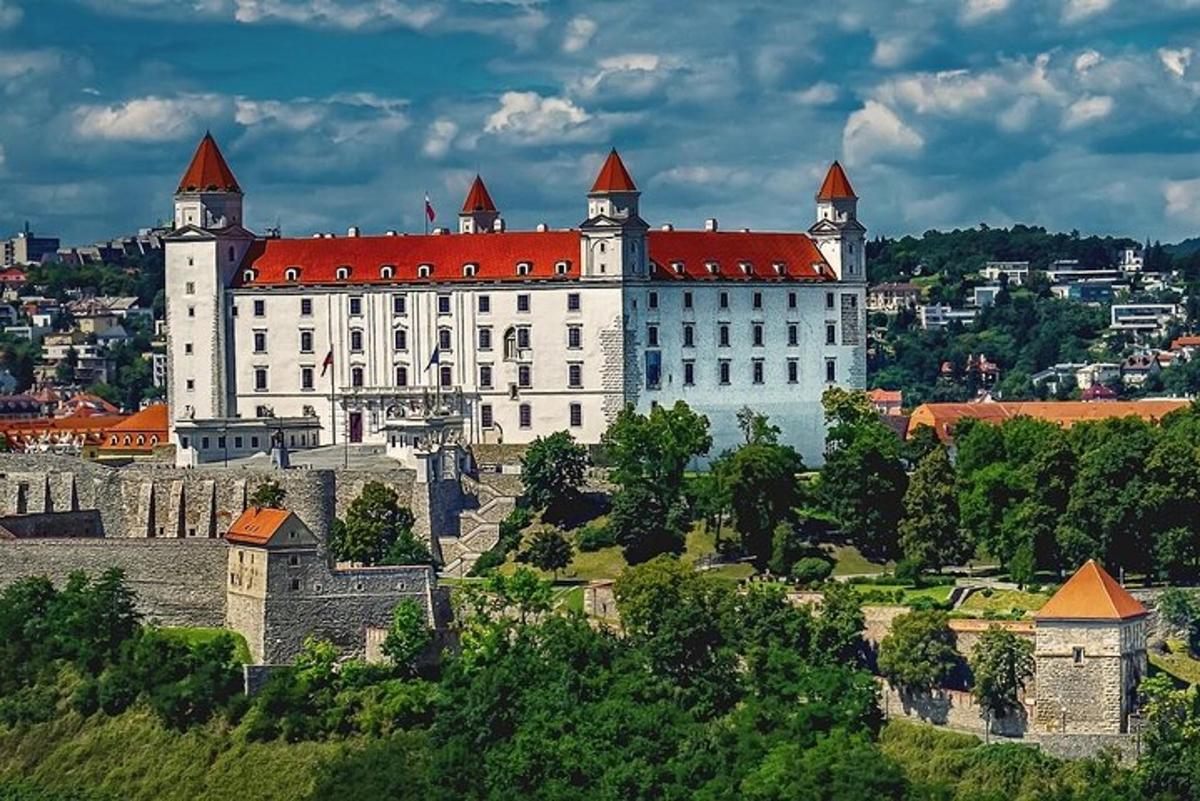 velik bel grad z rdečo streho na hribu