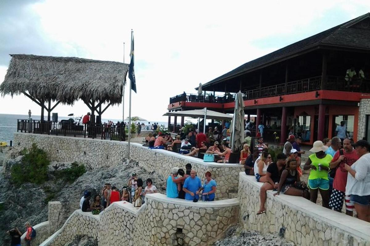 dav lidí sedících před restaurací