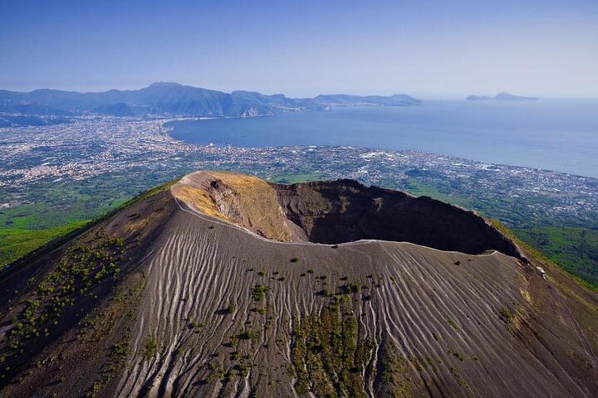 Una vista aérea de una montaña con una ciudad.
