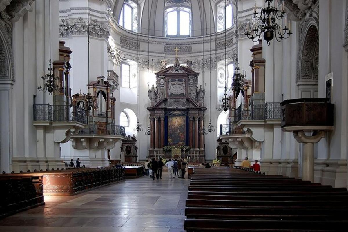uma grande igreja com um relógio no meio