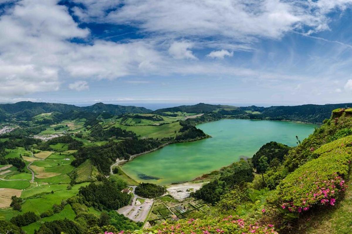 pohled na jezero v kopcích