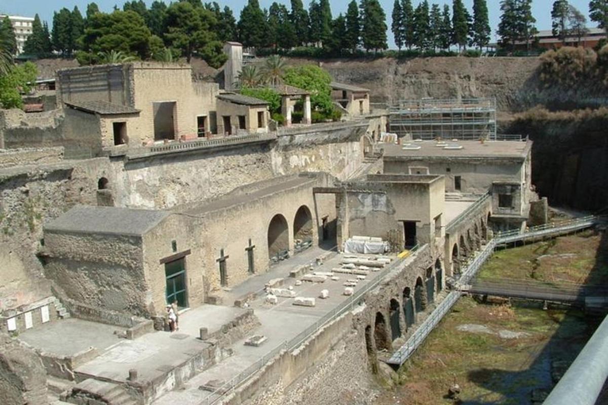 ένα παλιό κτίριο με αυτοκίνητα παρκαρισμένα μπροστά του