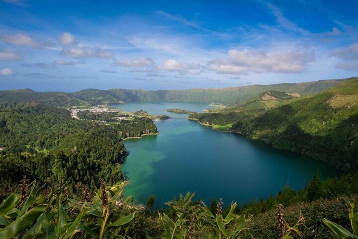 pohled na velké jezero v horách