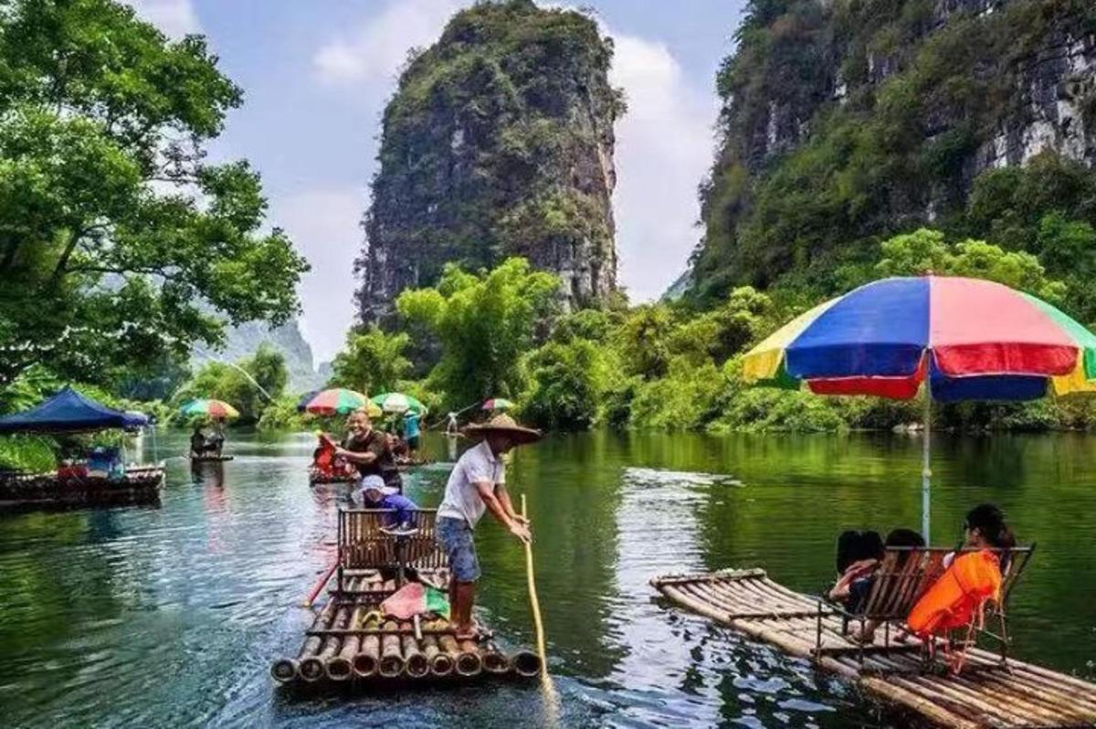 一群人在河上的木筏上