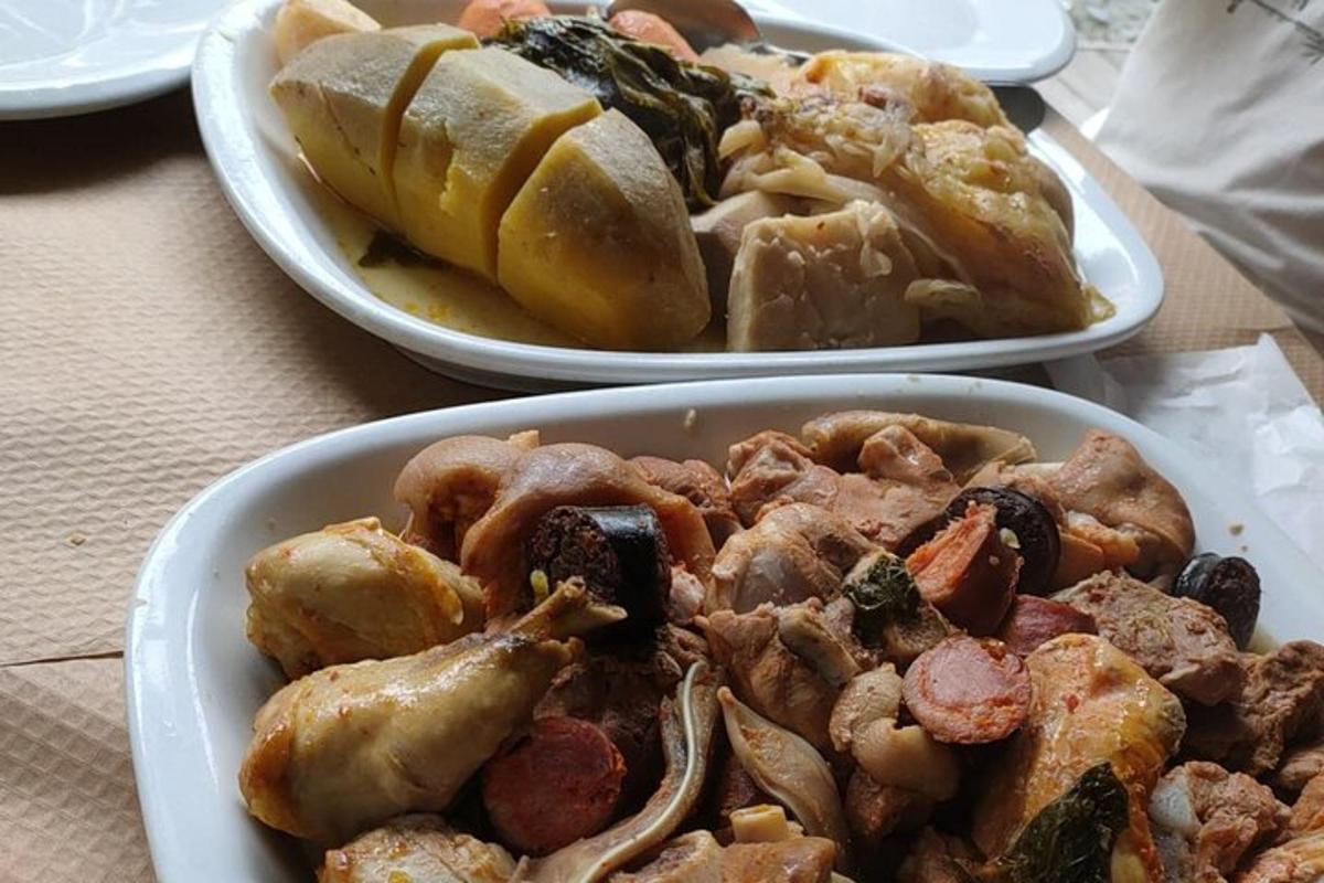 dos plats de menjar sobre una taula amb dos plats de menjar