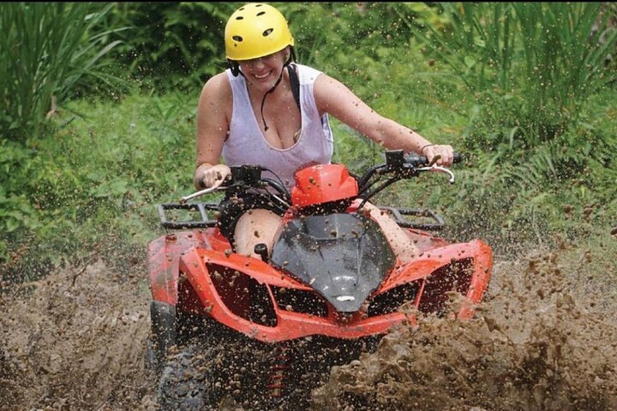 žena jedoucí na terénním kole v bahně