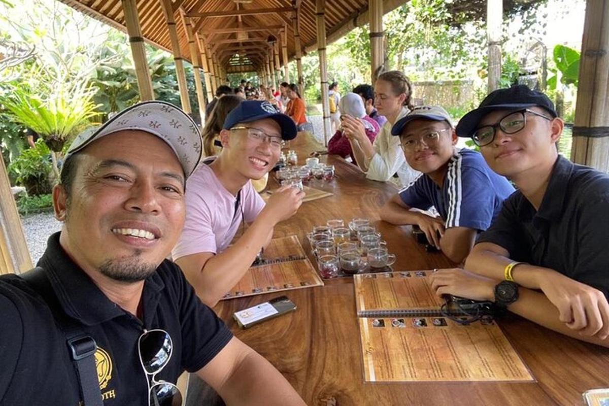 Un grupo de personas sentadas alrededor de una mesa jugando al ajedrez.
