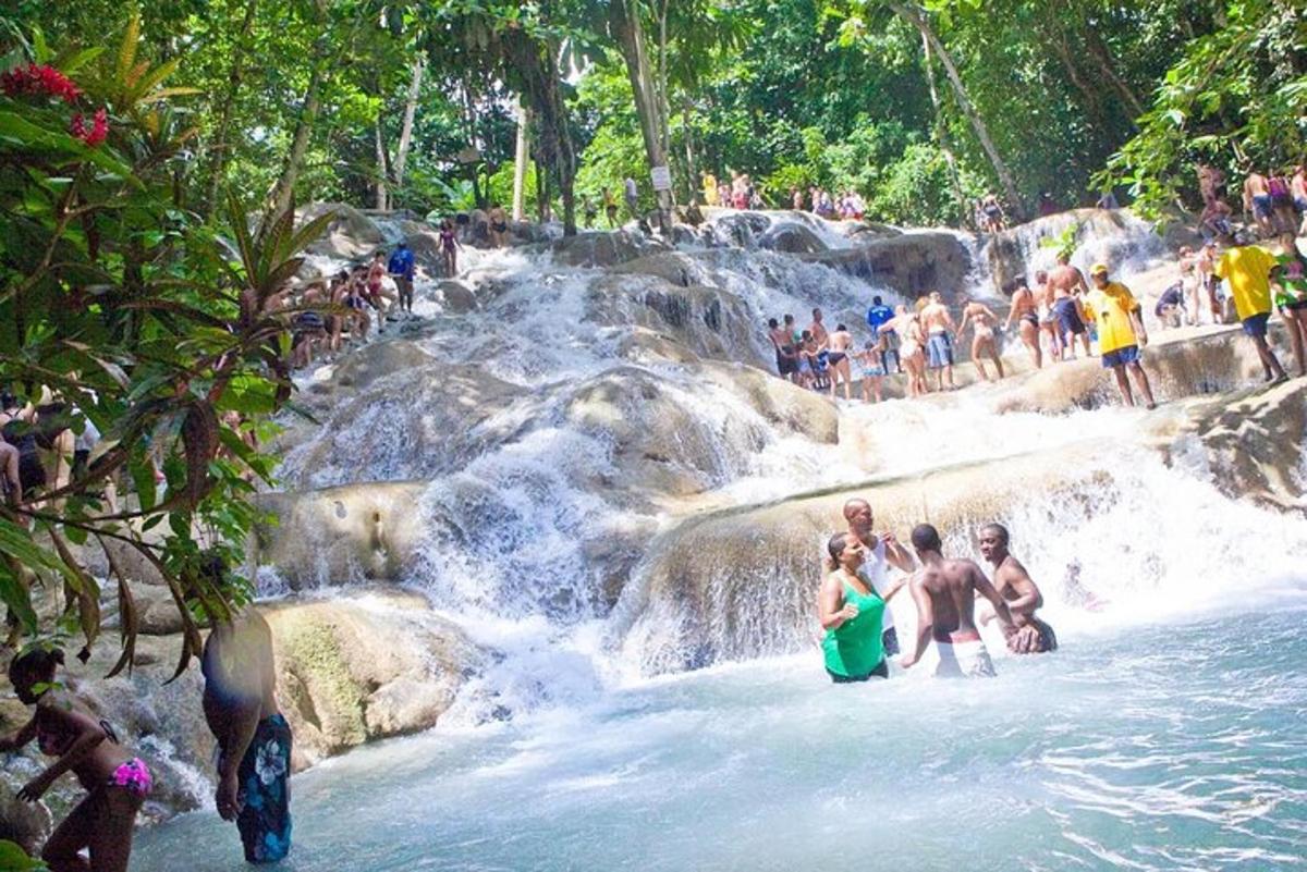 un gruppo di persone in piedi nell'acqua di una cascata