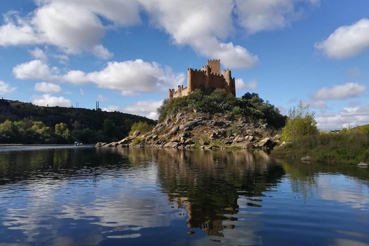 hrad na ostrově uprostřed řeky