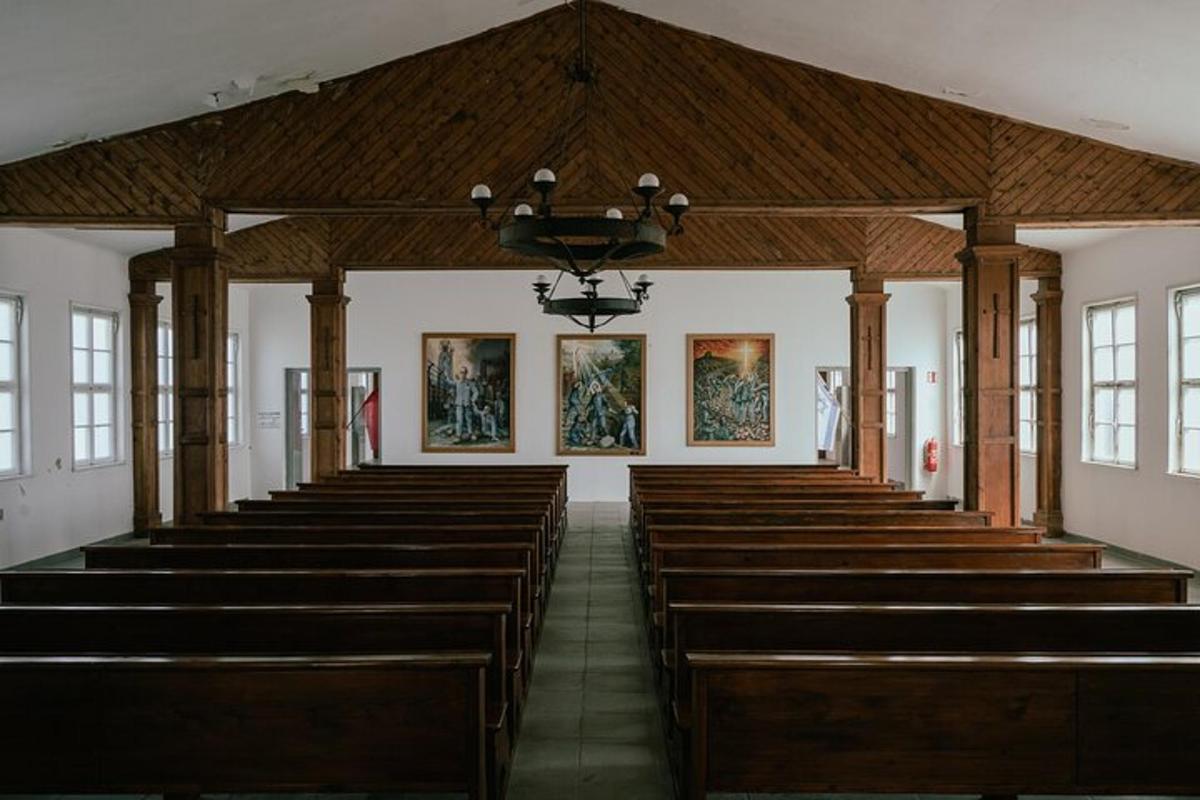 una iglesia vacía con una fila de bancos de madera