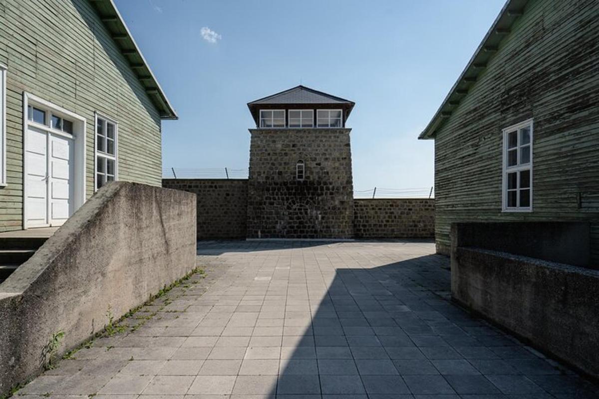 Un edificio de ladrillo con una torre encima.
