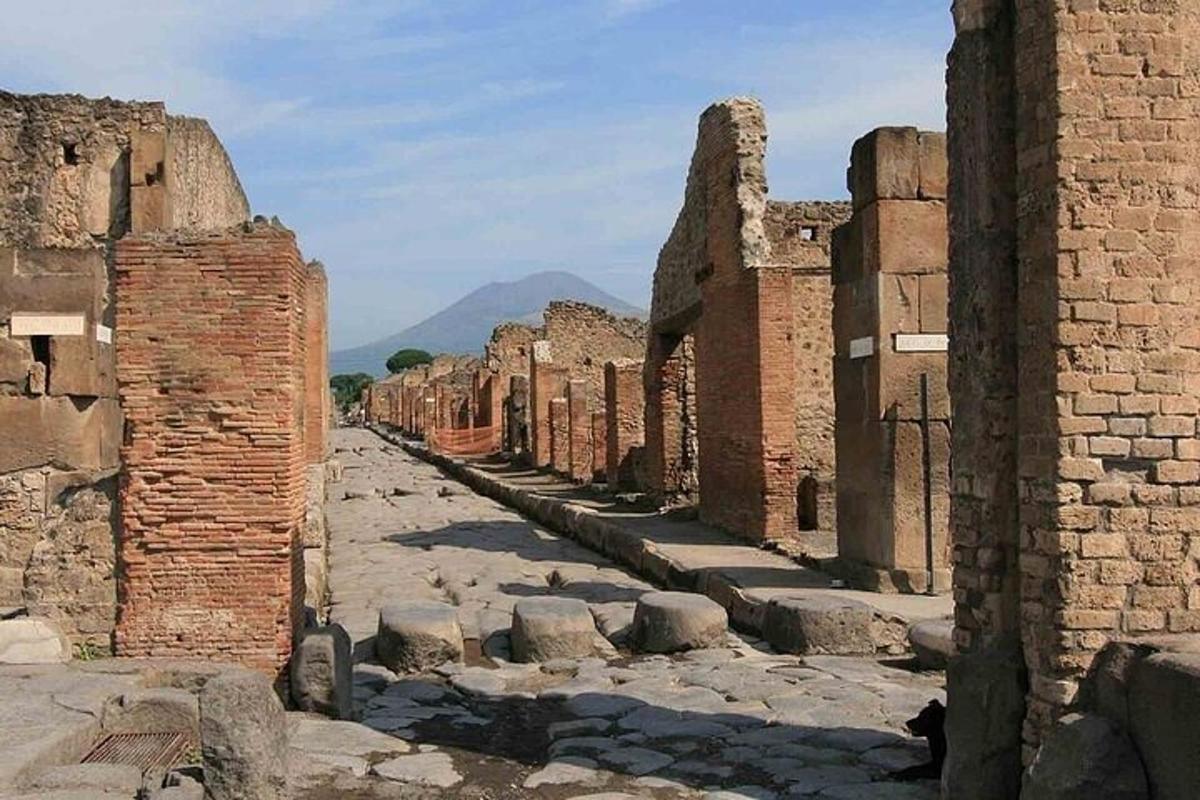 un vicolo tra le rovine di un edificio