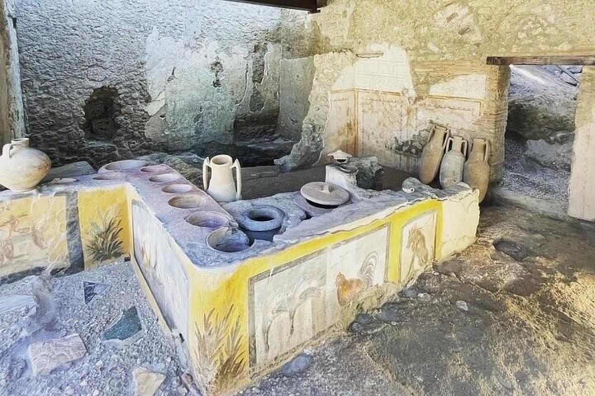un dipinto di una stanza con un letto in un edificio