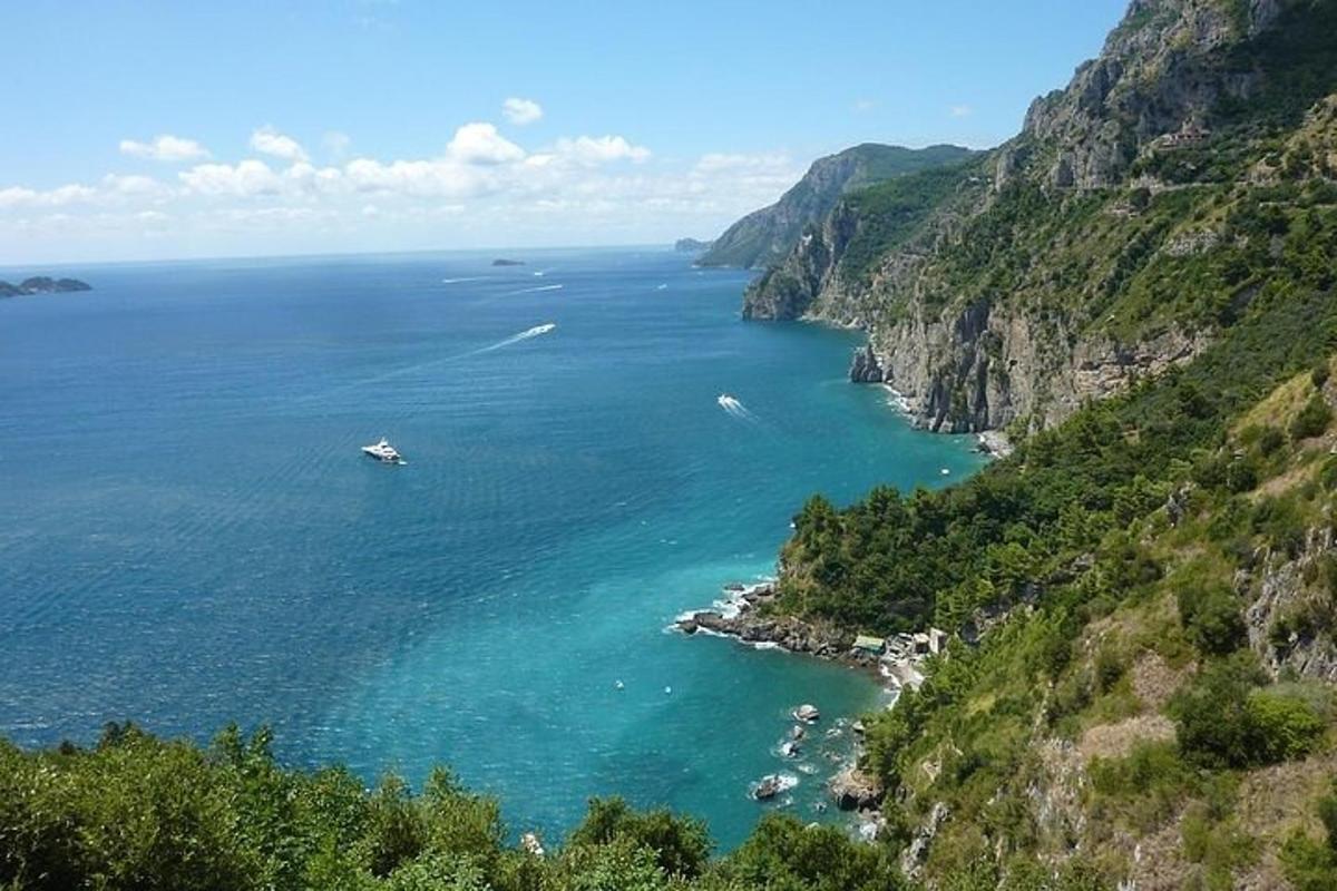 μια ομάδα σκαφών σε ένα μεγάλο υδάτινο σώμα