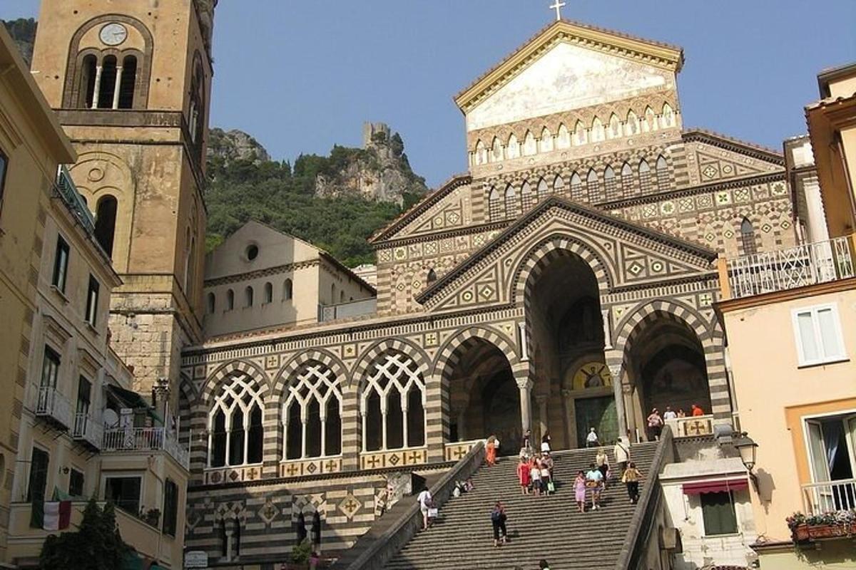 ένα μεγάλο κτίριο με σκάλες μπροστά από μια εκκλησία