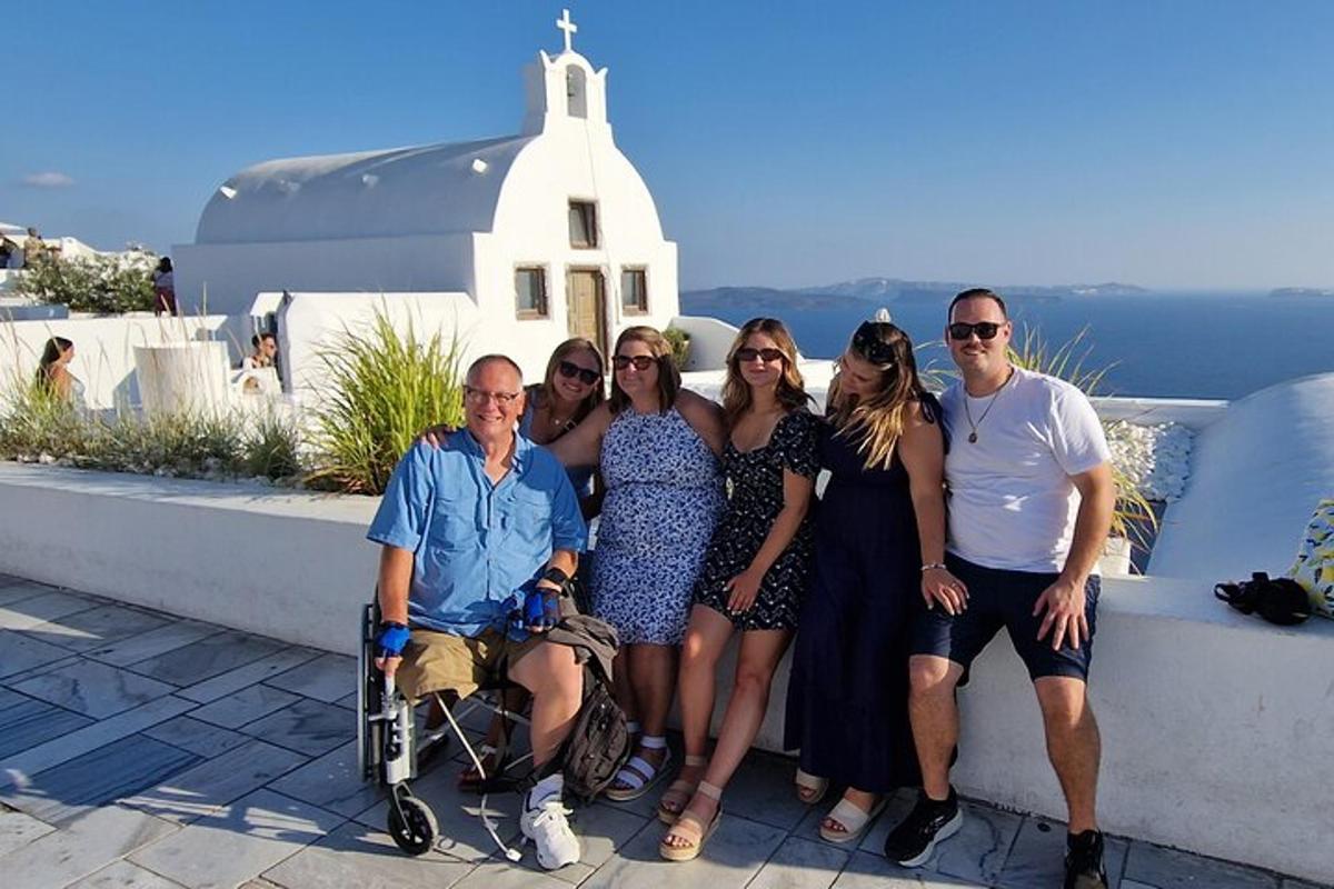 skupina ljudi, ki pozirajo za sliko pred cerkvijo