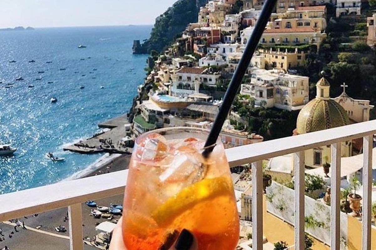 drink na balkoně s výhledem na oceán