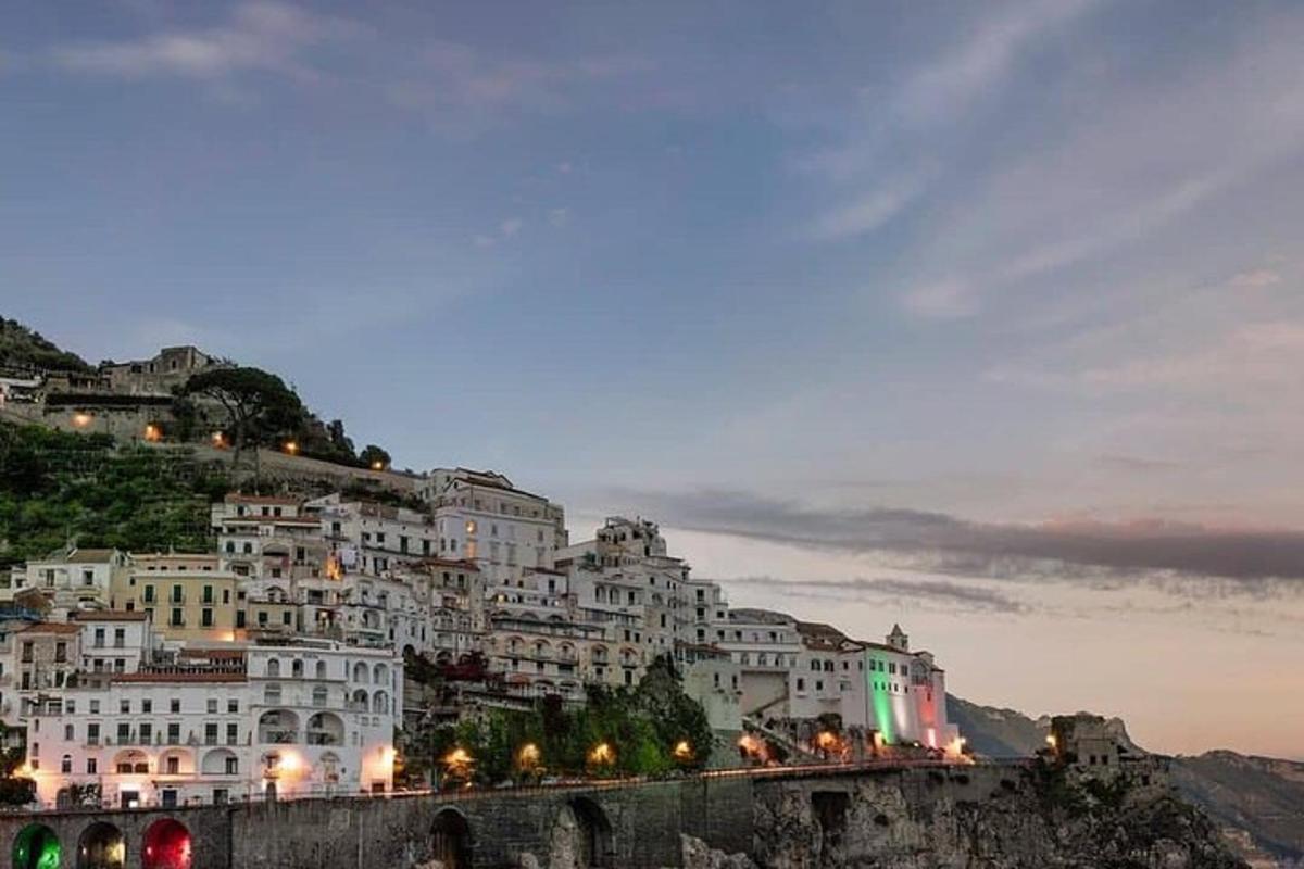 un gruppo di edifici in cima a una montagna