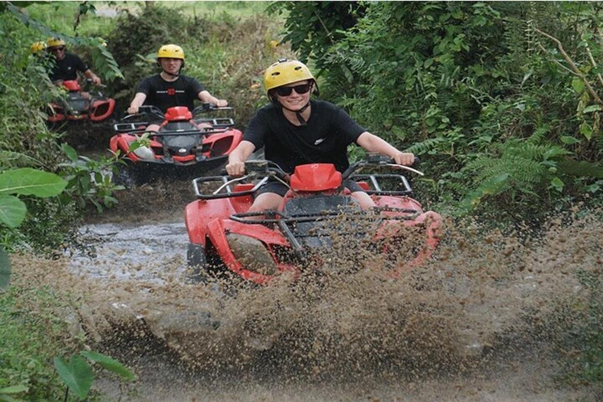 un grup de persones que circulen per l'aigua en quads