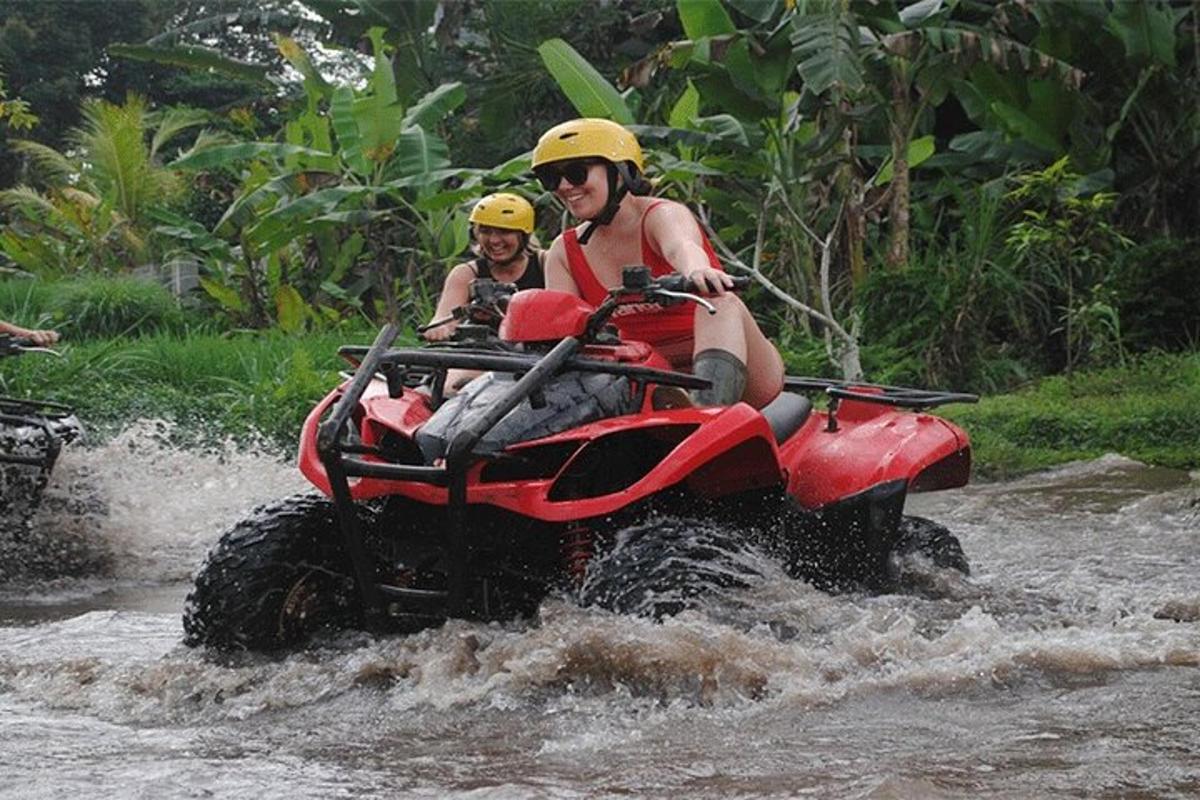 un parell de persones en un quad a l'aigua