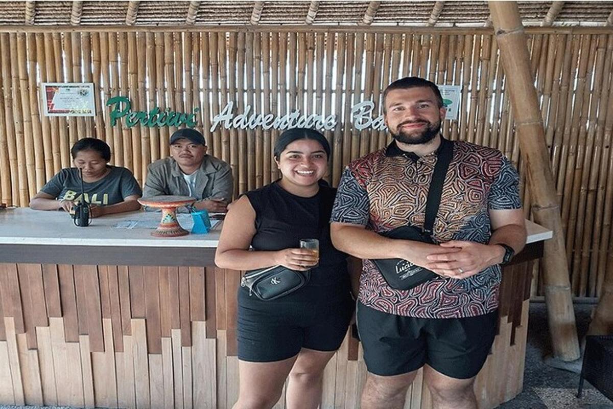 ein Mann und eine Frau stehen vor einer Bar