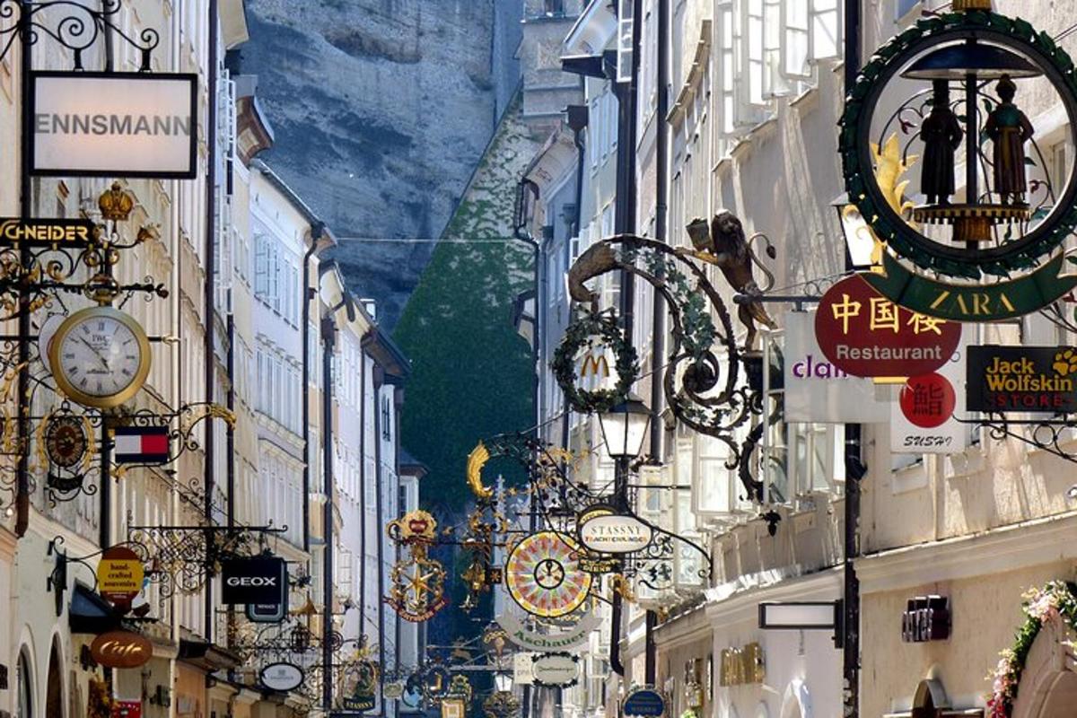 una strada cittadina con orologi e cartelli sugli edifici