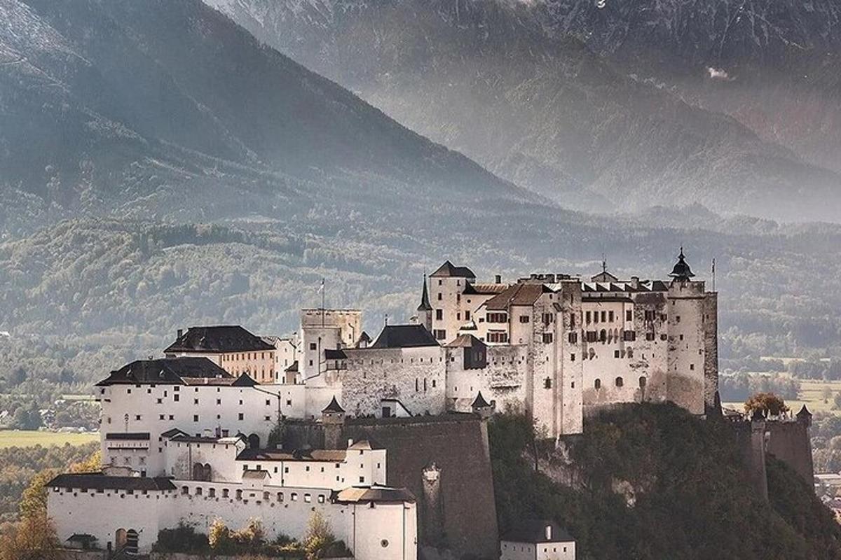 un grande castello in cima a una montagna