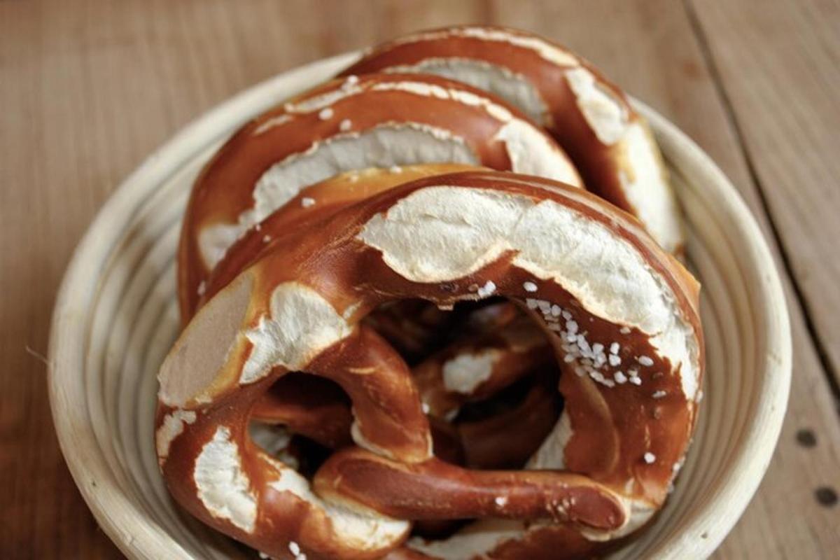 due pretzel in una ciotola su un tavolo