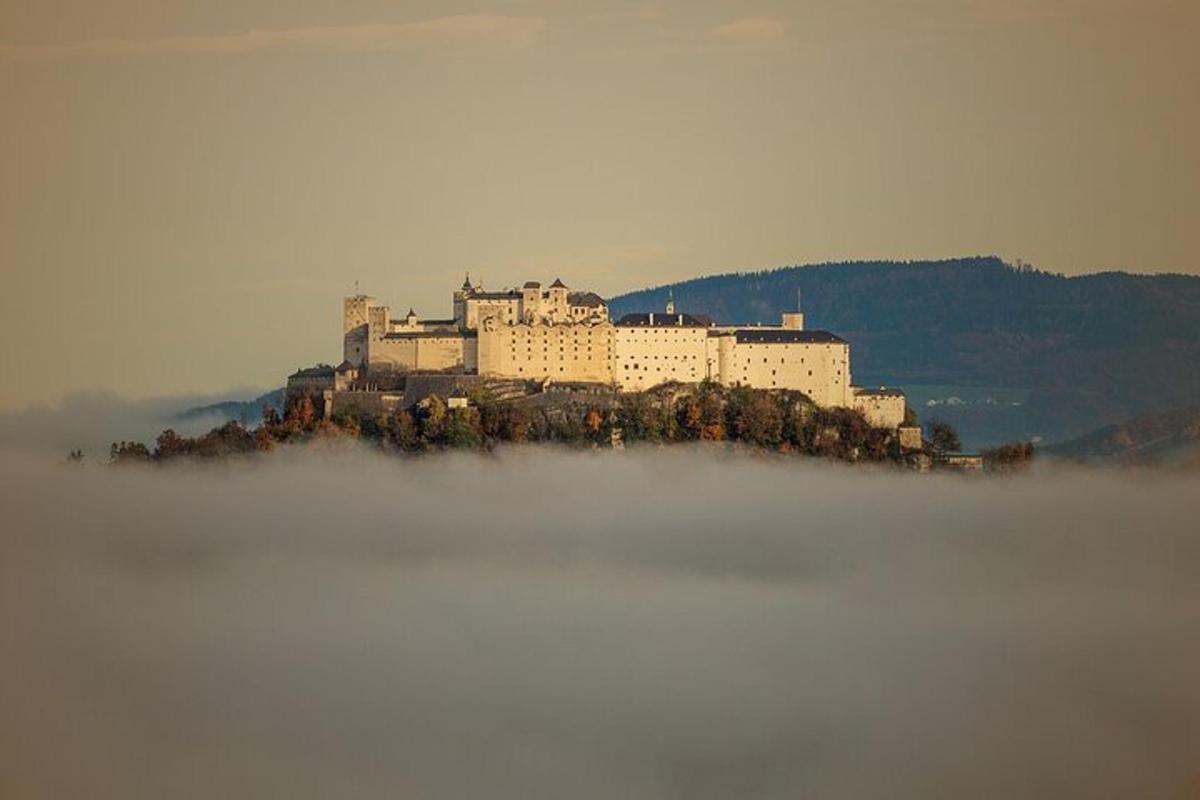 un castello su un'isola in mezzo alla nebbia