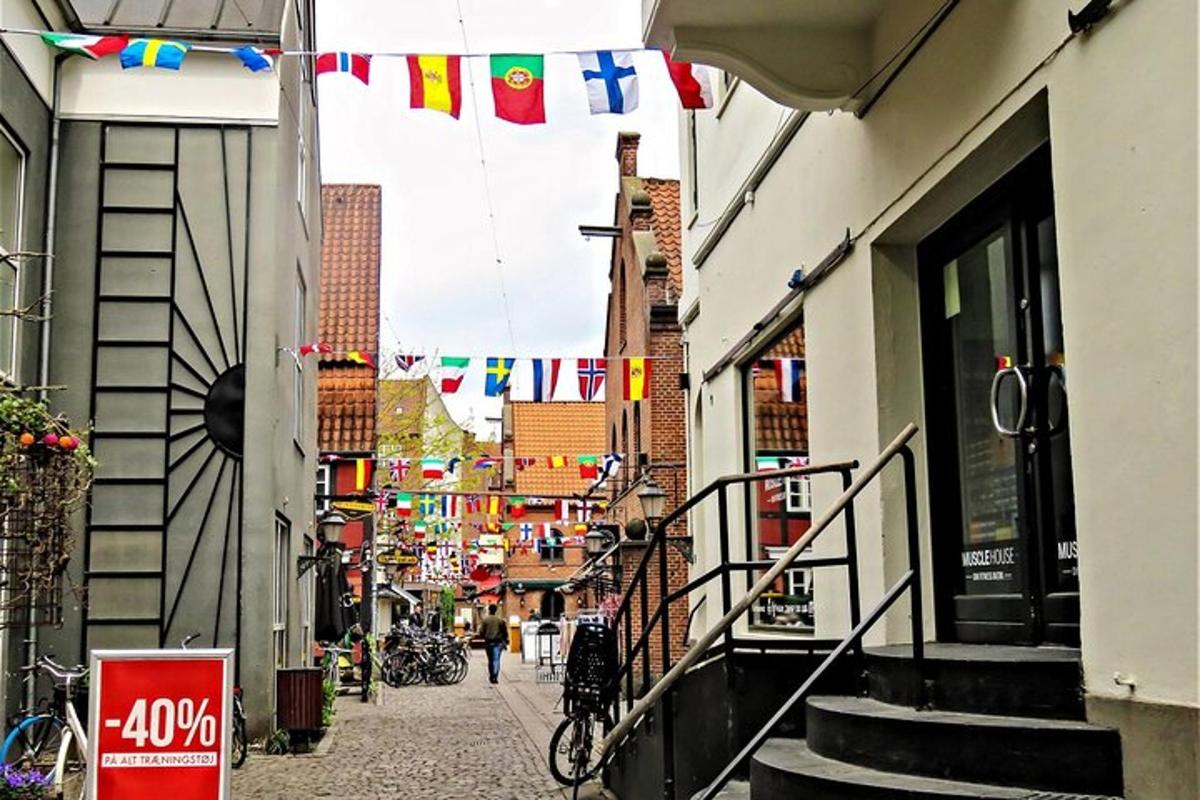 Una calle con banderas y banderines en una ciudad.