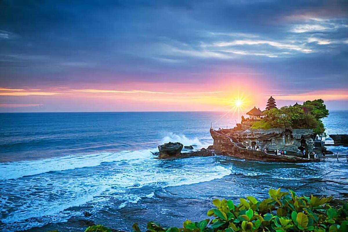 un tramonto sull'oceano con una casa su un'isola