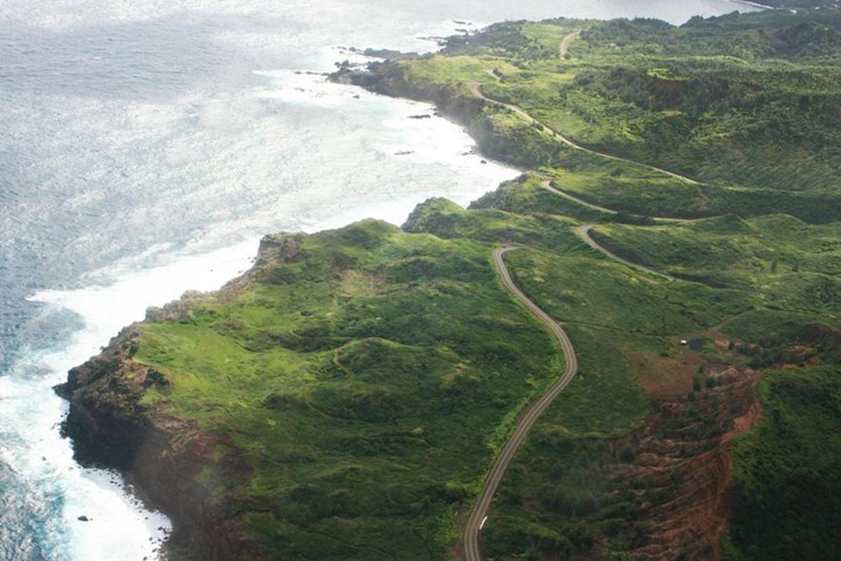 una vista aérea de una carretera junto al océano
