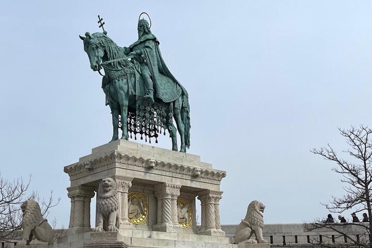 en statue av en mann på en hest