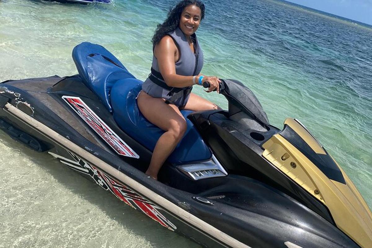 una donna seduta su una moto d'acqua in acqua