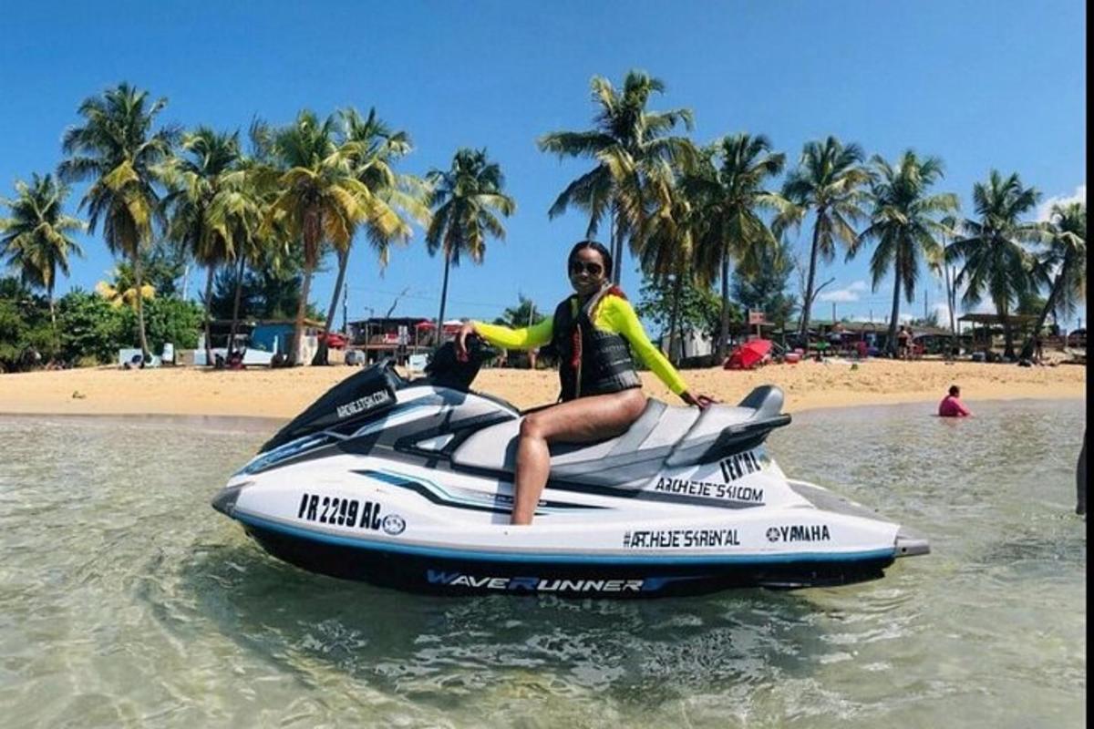 una donna è seduta su una moto d'acqua in acqua
