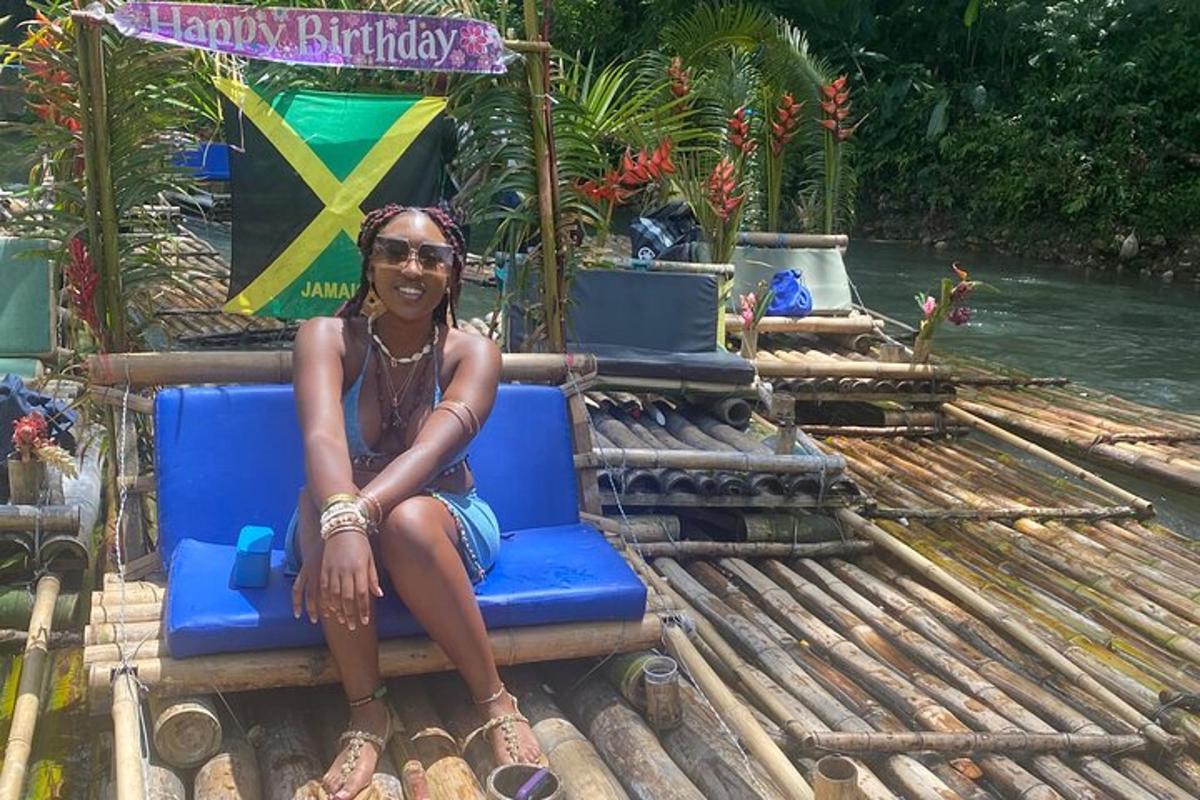 una donna seduta su una sedia su una zattera